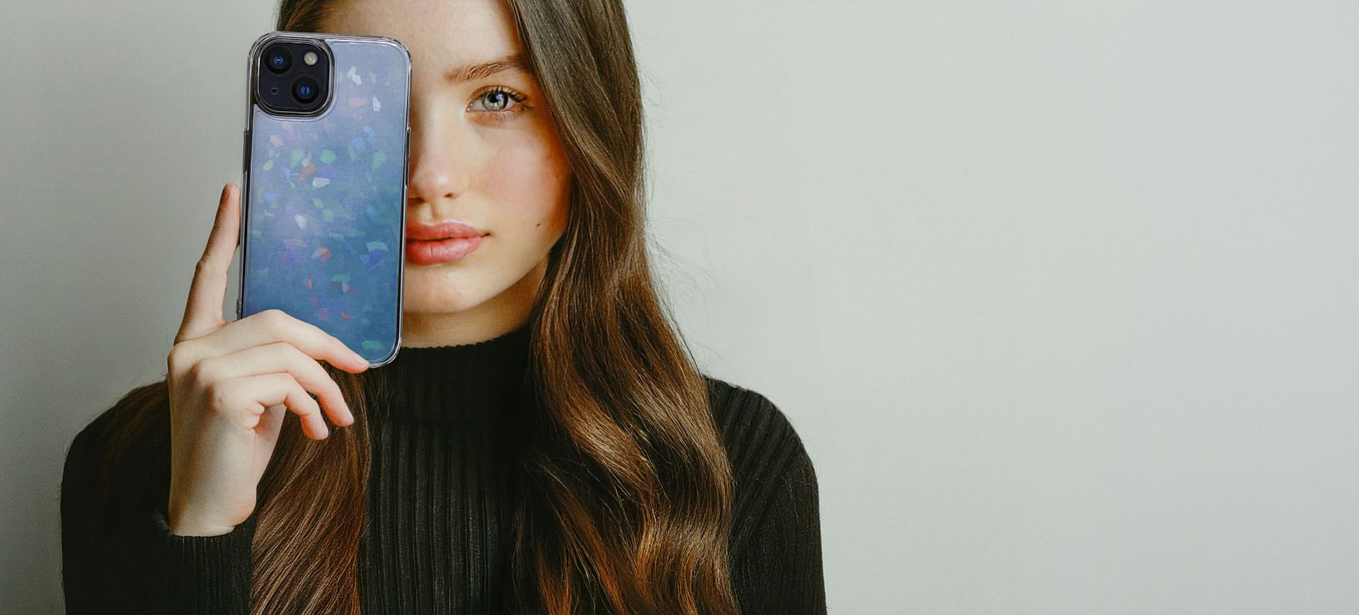 KISETTSのスマホインナーシートを使用したiPhoneを持つ女性