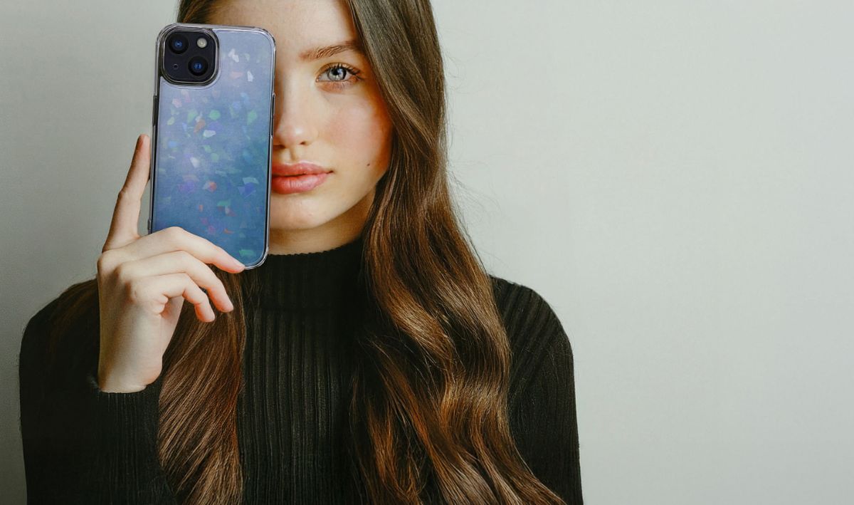 KISETTSのスマホインナーシートを使用したiPhoneを持つ女性